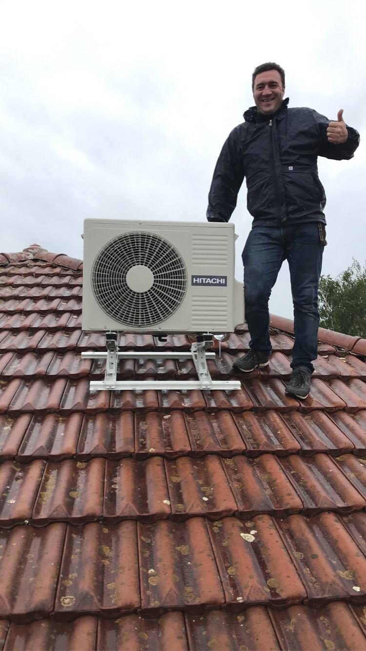 Mathieu Maurin, fondateur Easy Calo, sur un chantier d'installation de pompe à chaleur à Pizay